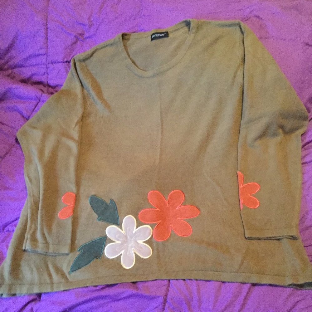 Avenue green sweater w/fall motif